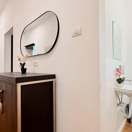 Elegance Through Time, Designed For Today - Calea Victoriei Apartament